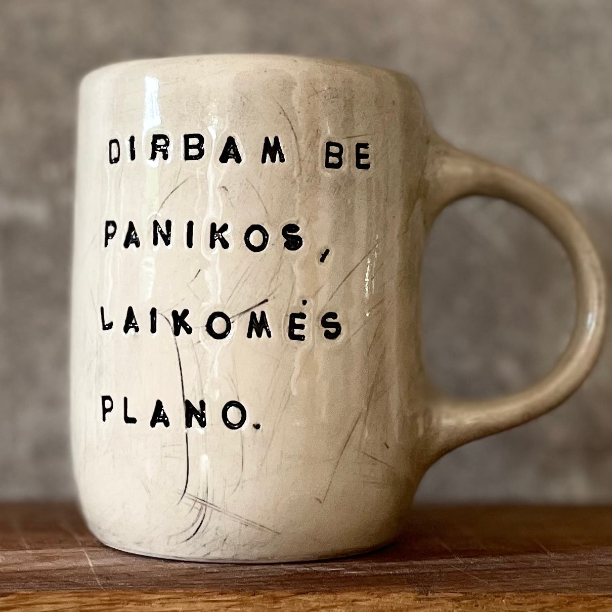 Baltas didesnis puodelis apie darbą