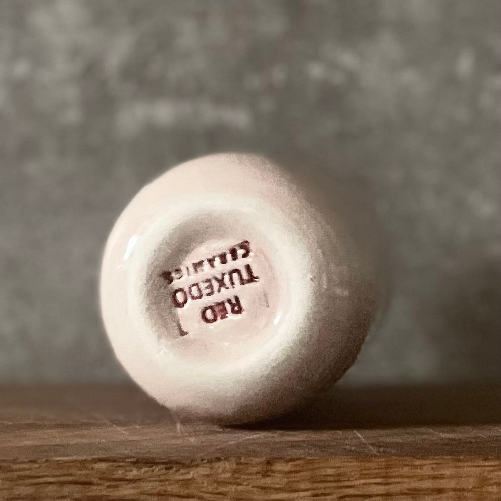 Small pink mug without handle with text in Lithuanian