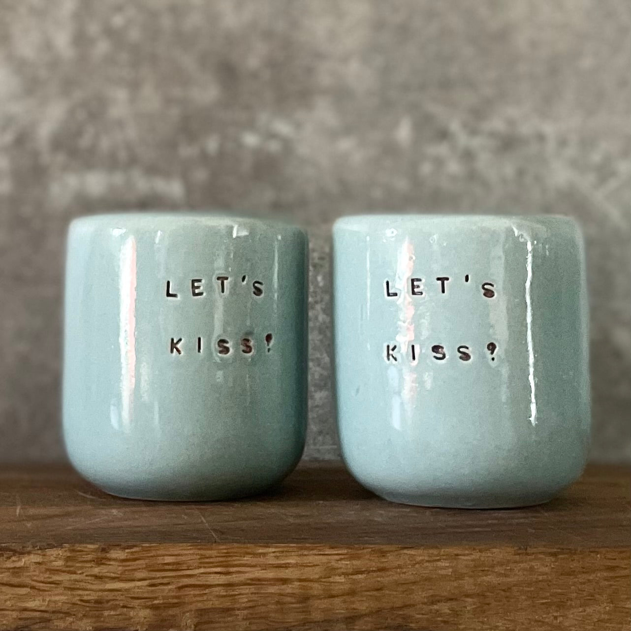 Du maži žydri puodeliai 'Let's kiss?'