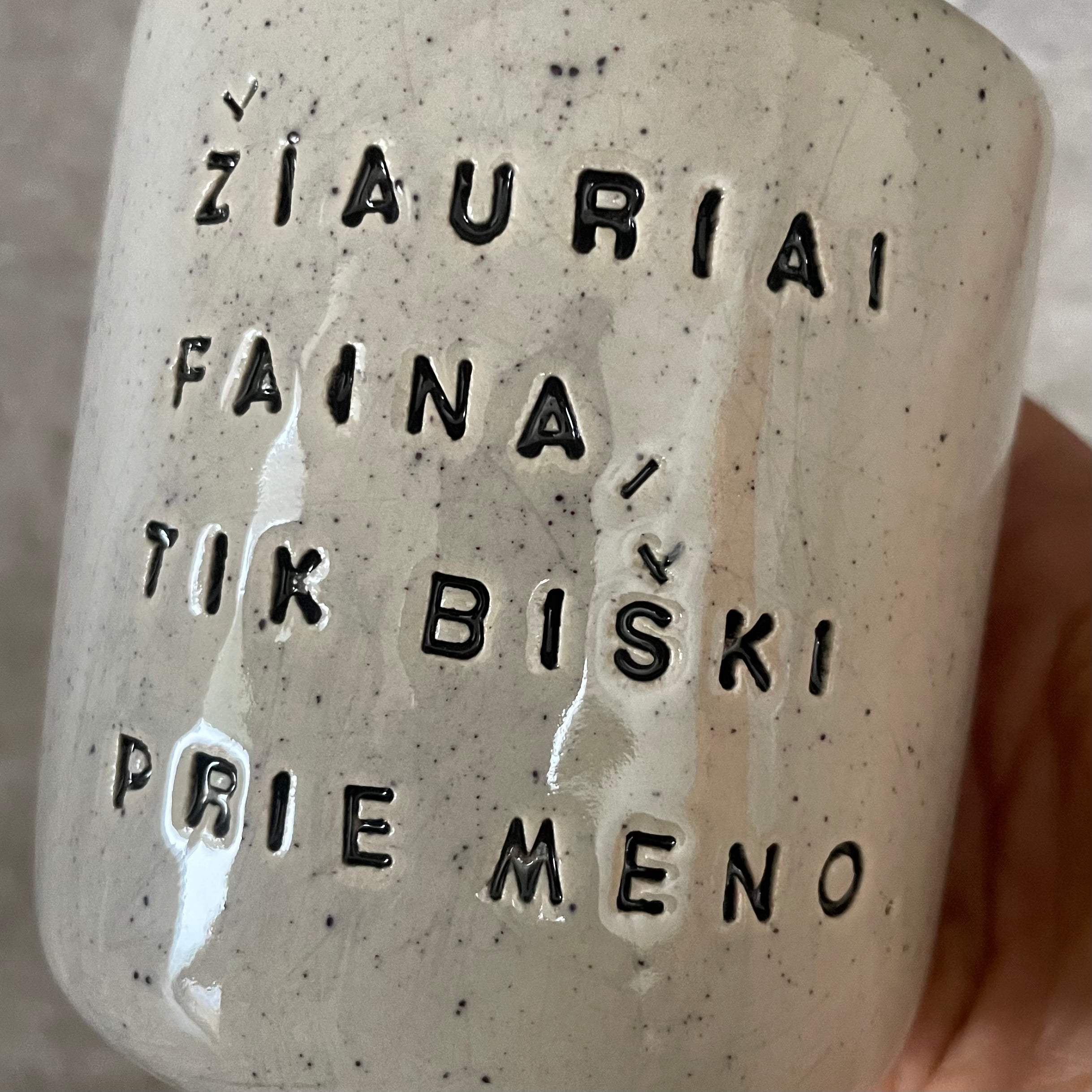 Taškuotas smagus puodelis jai