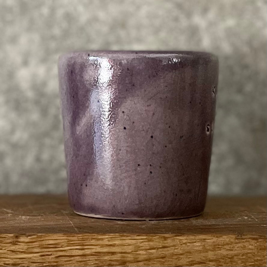 Violetinis mažas puodelis KAVYTĖ SU MEILE