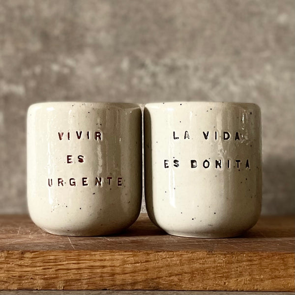 Du maži ispaniški puodeliai