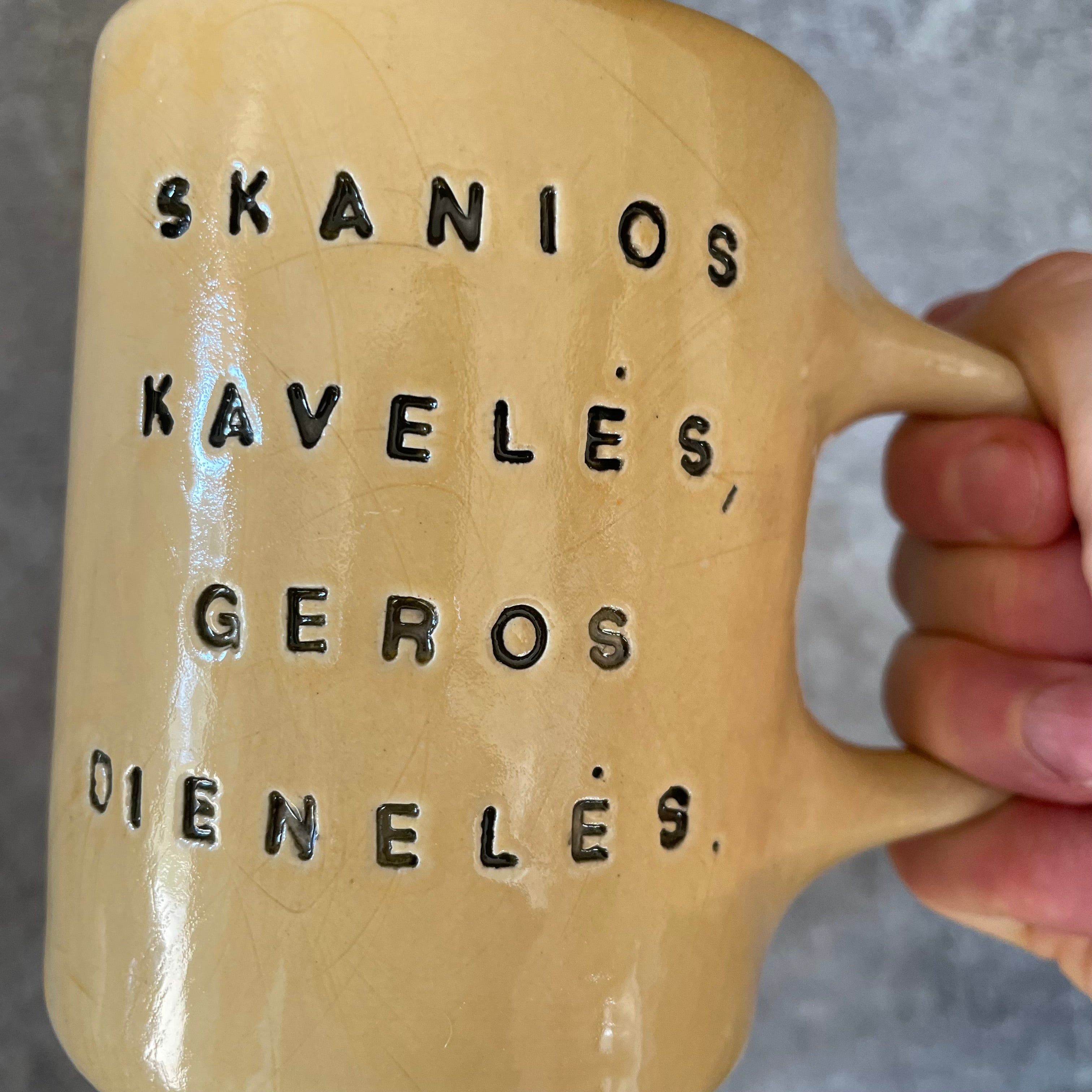 Puodelis su gerais palinkėjimais