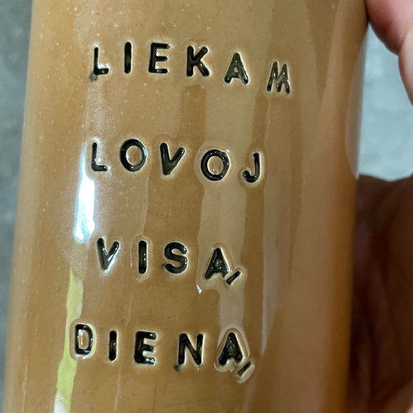 Du dideli meilūs karameliniai puodeliai