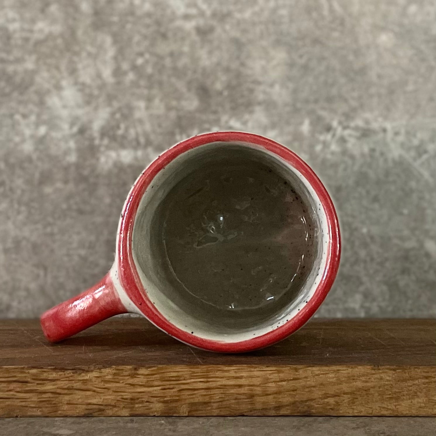 Puodelis su raudona rankena DO MORE