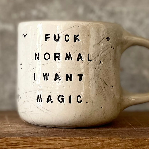 Puodelis su užrašu apie magiją