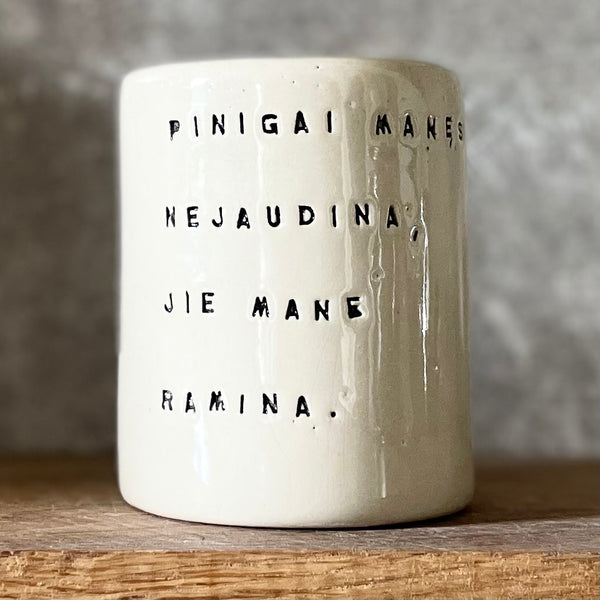 Puodelis su linksmu užrašu apie pinigus