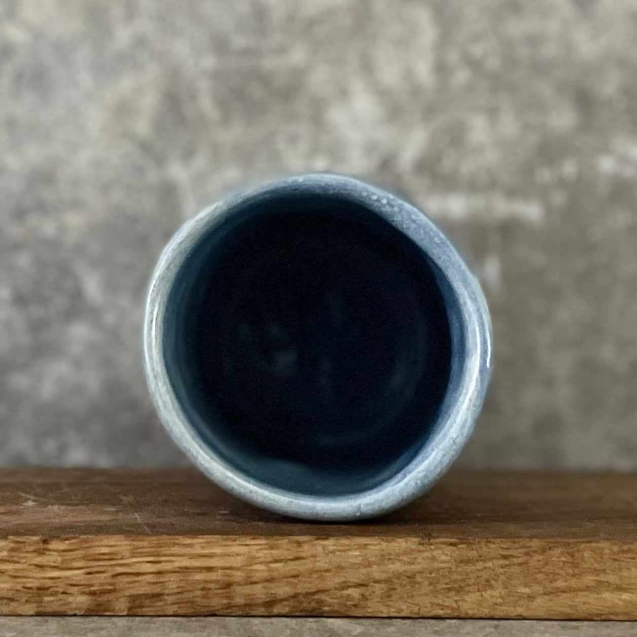 Mėlynas puodelis su užrašu PRISIMINK, KODĖL PRADĖJAI