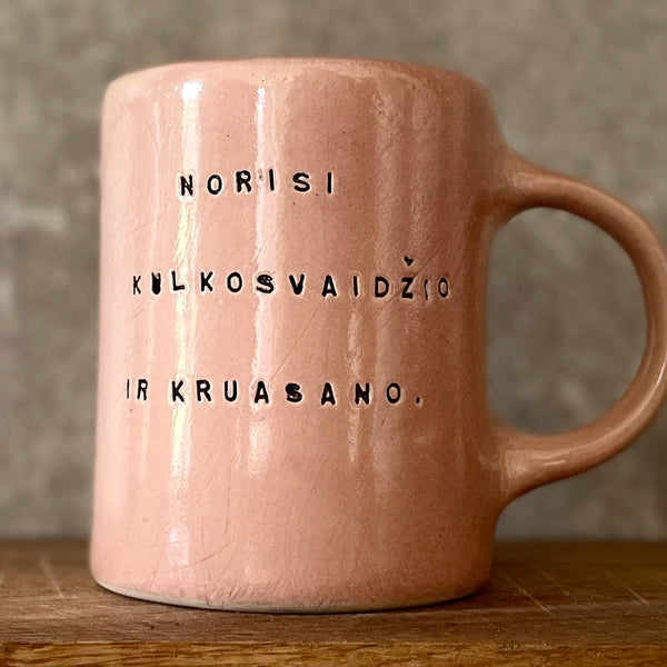 Rožinis puodelis su linksmu užrašu