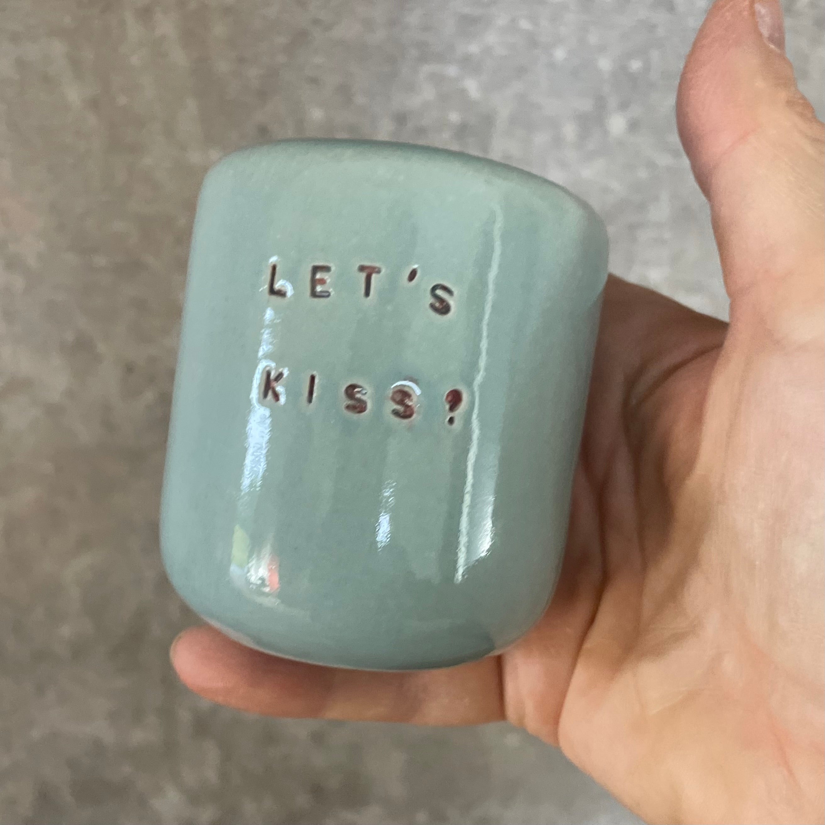 Du maži žydri puodeliai 'Let's kiss?'