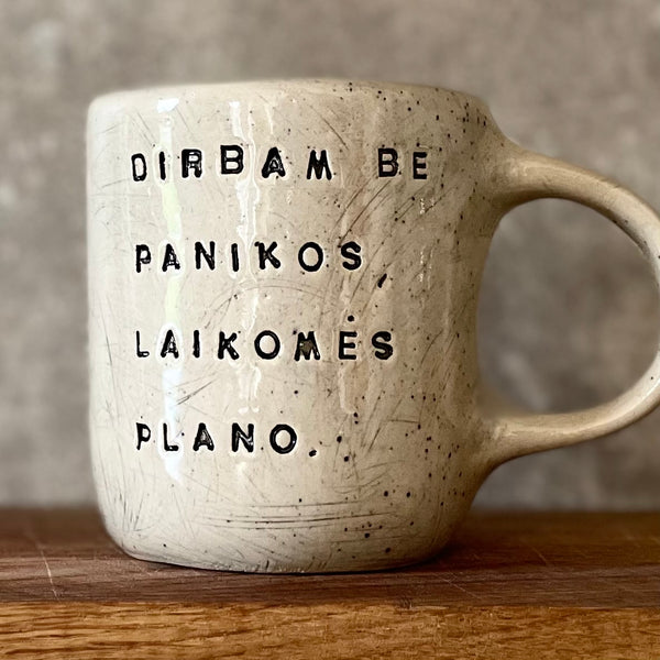 Taškuotas puodelis apie darbą