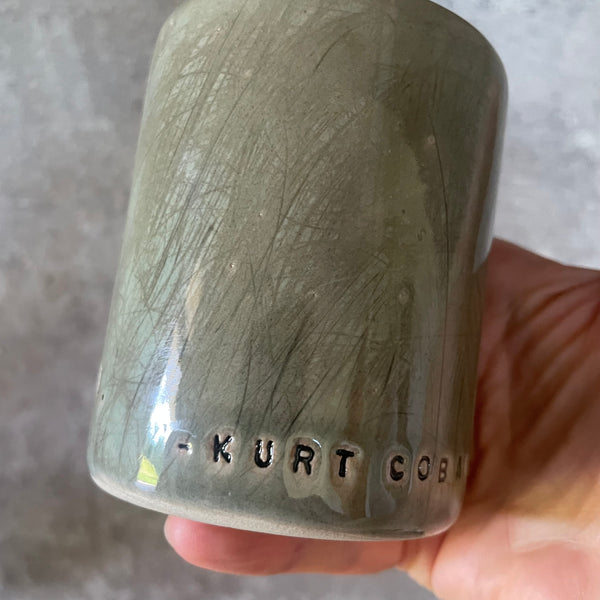 Puodelis su Kurt Cobain citata