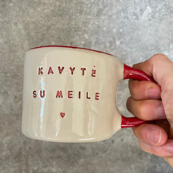 Puodelis su raudona rankena KAVYTĖ SU MEILE