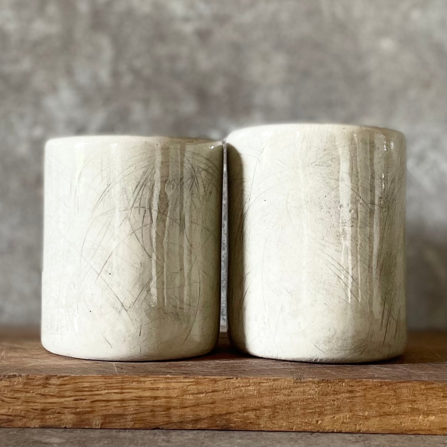 Off-white coffee mugs with words DABAR LĖČIAU