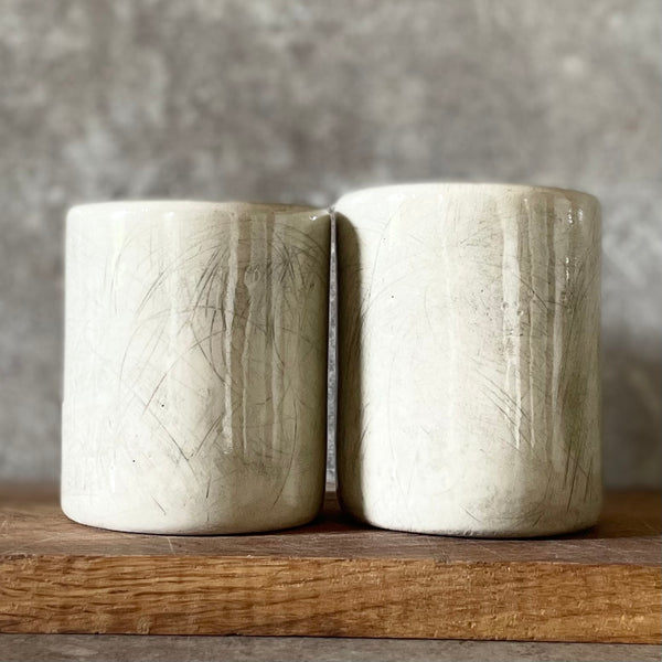 Off-white coffee mugs with words DABAR LĖČIAU