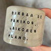 Du maži espresso puodeliai su tekstu apie darbą