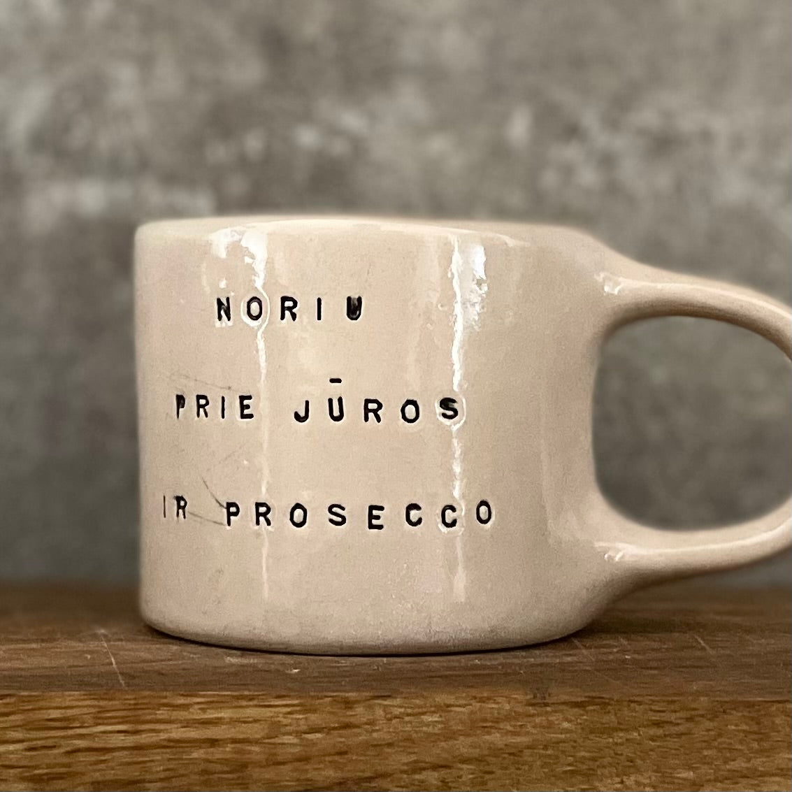 Flat mug with prosecco saying