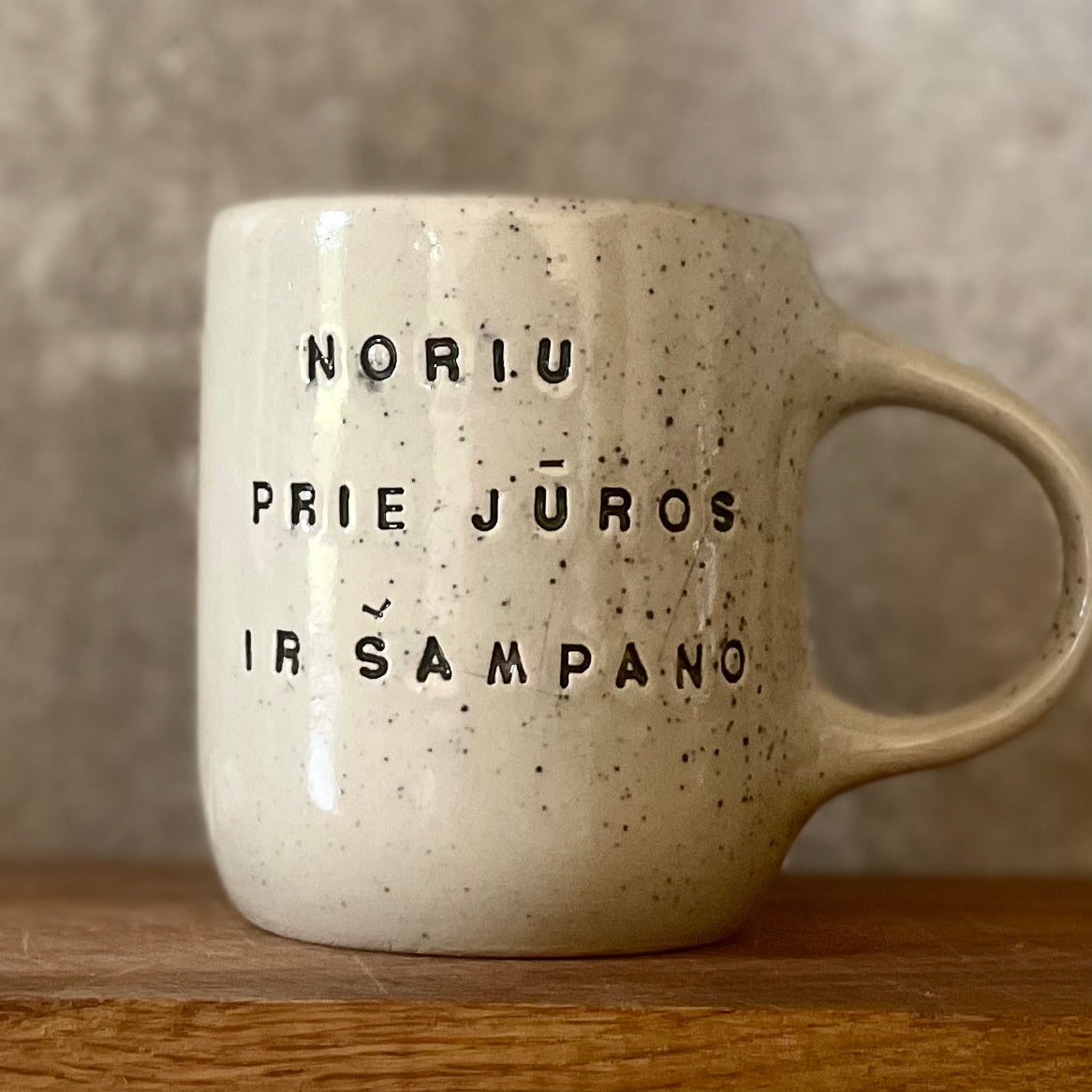 Taškuotas puodelis ŠAMPANO