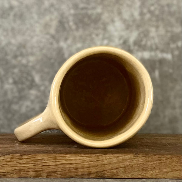 Gelsvas linksmas puodelis