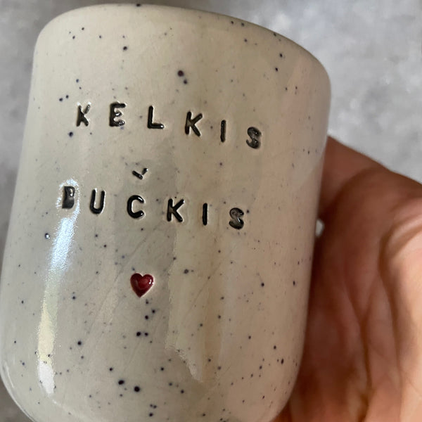 Du maži taškuoti puodeliai "KELKIS BUČKIS"