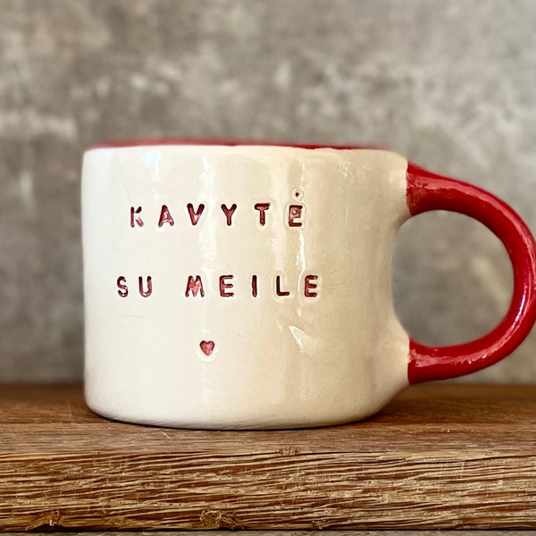 Puodelis su raudona rankena KAVYTĖ SU MEILE