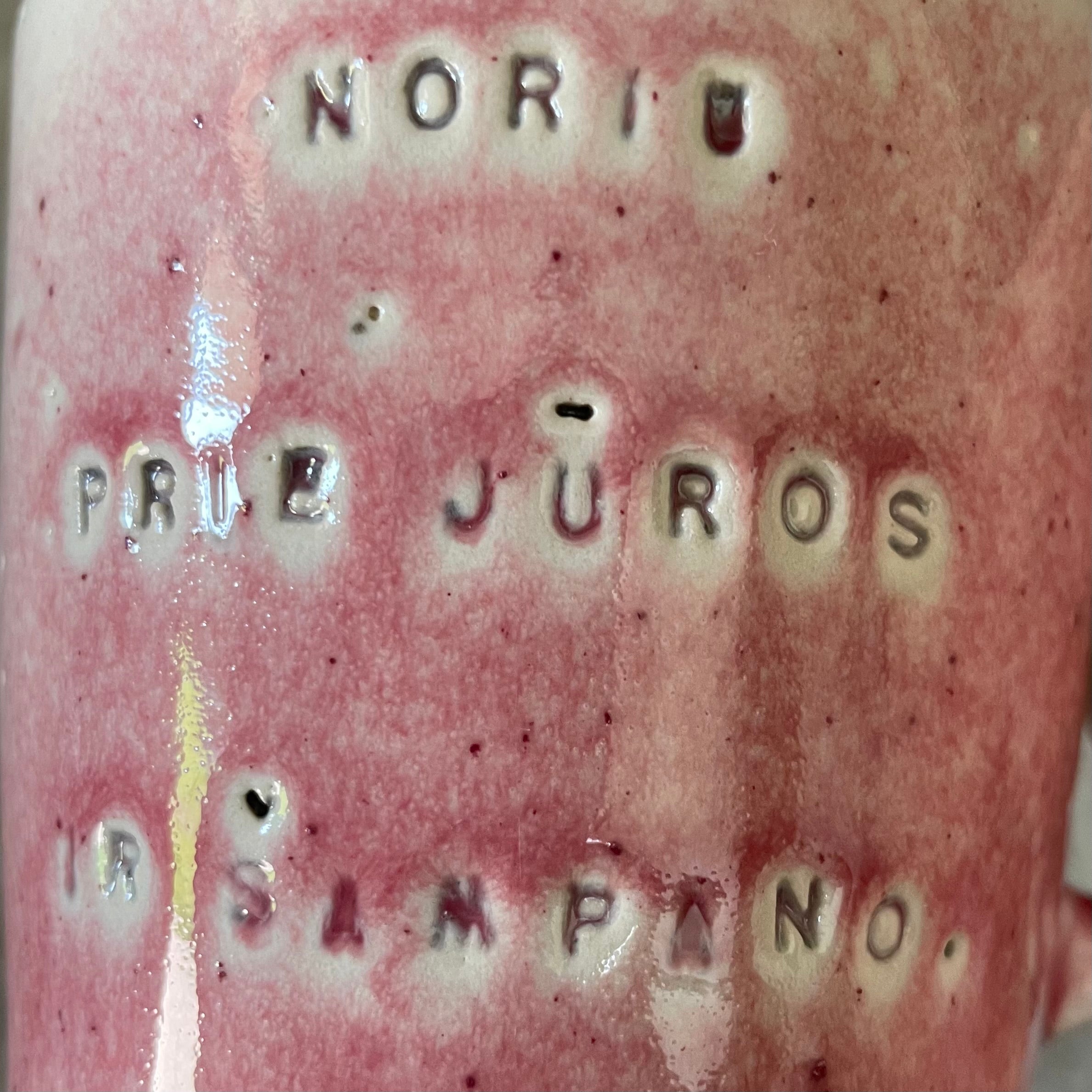 Puodelis su užrašu apie šampaną