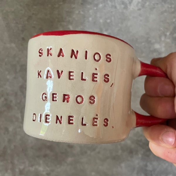Puodelis su raudona rankena SKANIOS KAVELĖS