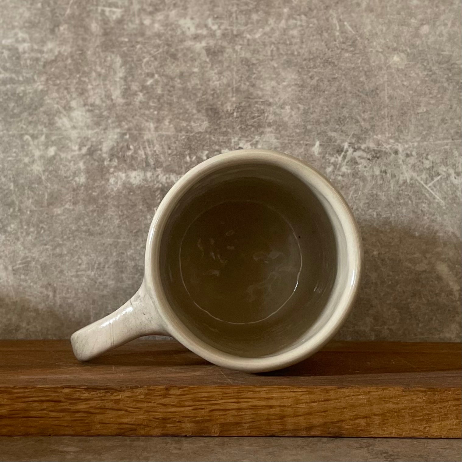 Baltas didesnis puodelis apie darbą