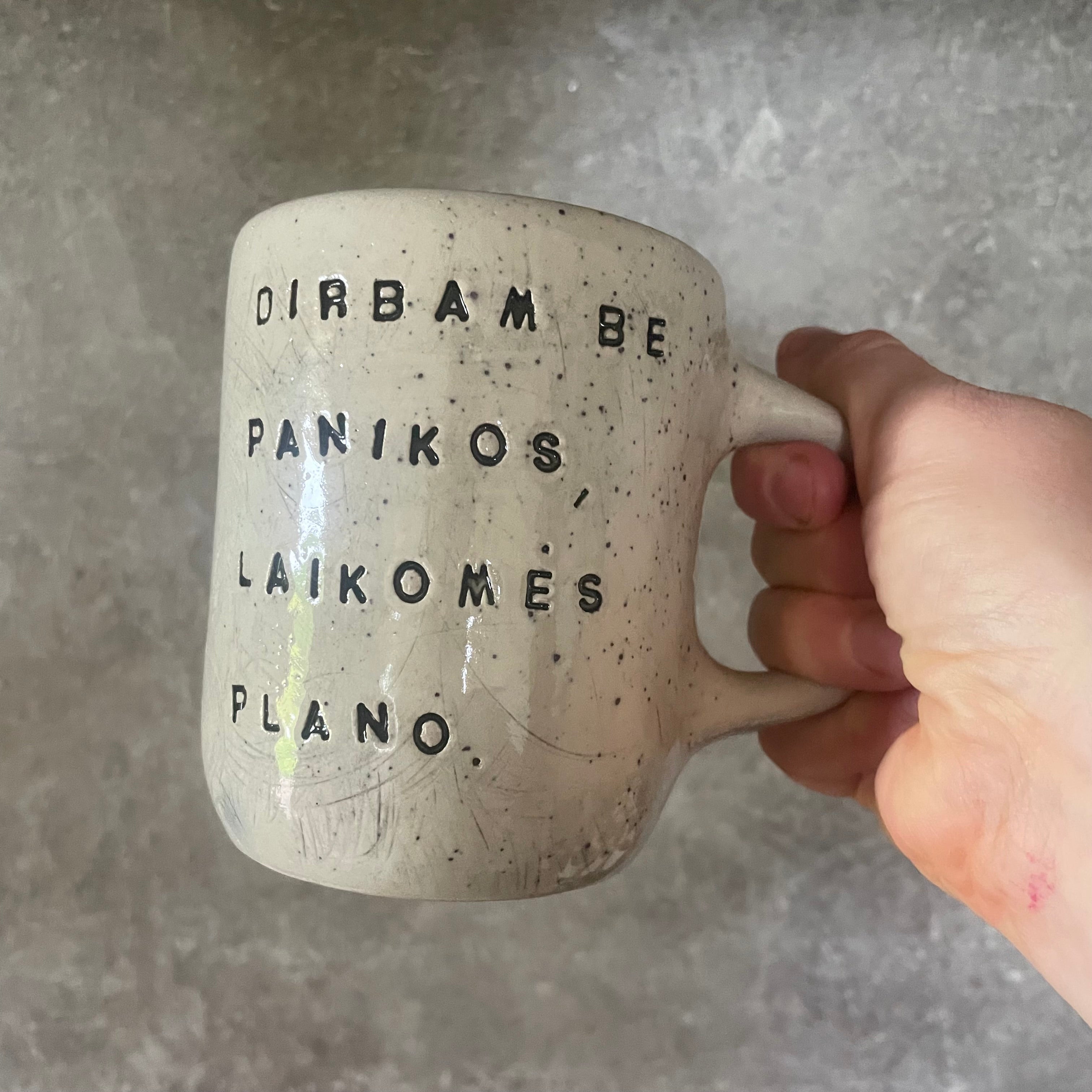Taškuotas puodelis apie darbą