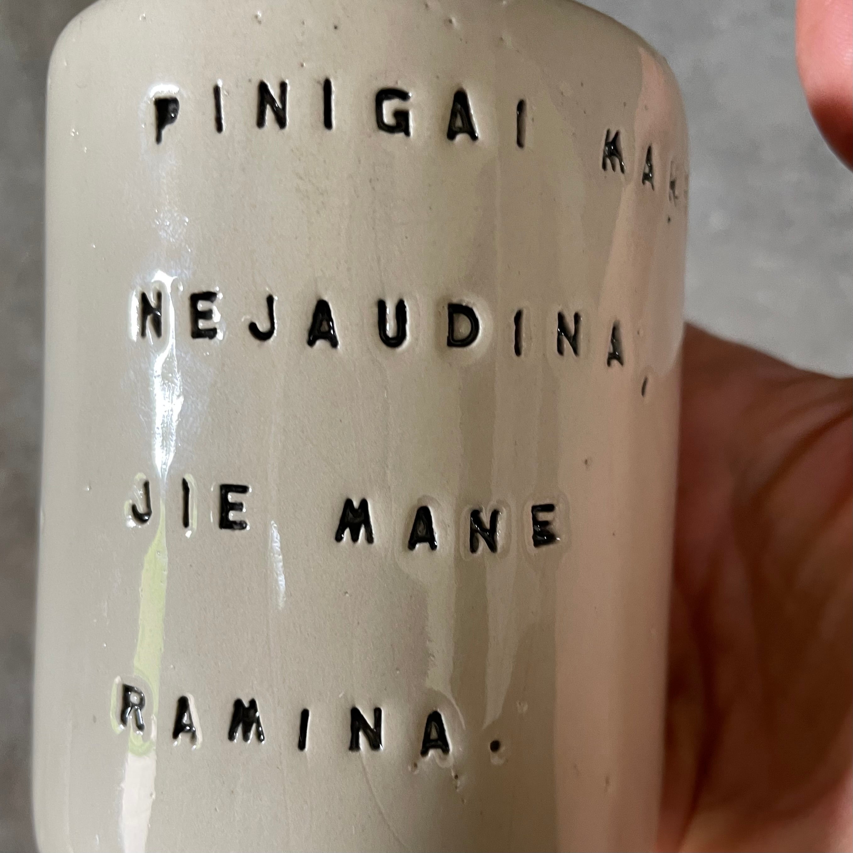 Puodelis su linksmu užrašu apie pinigus