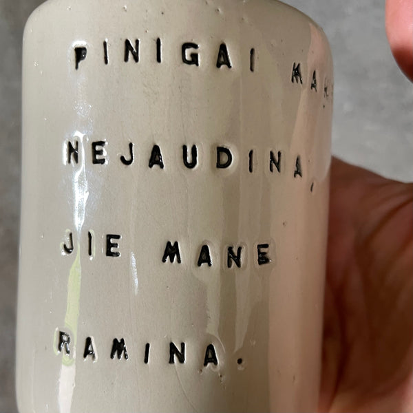 Puodelis su linksmu užrašu apie pinigus