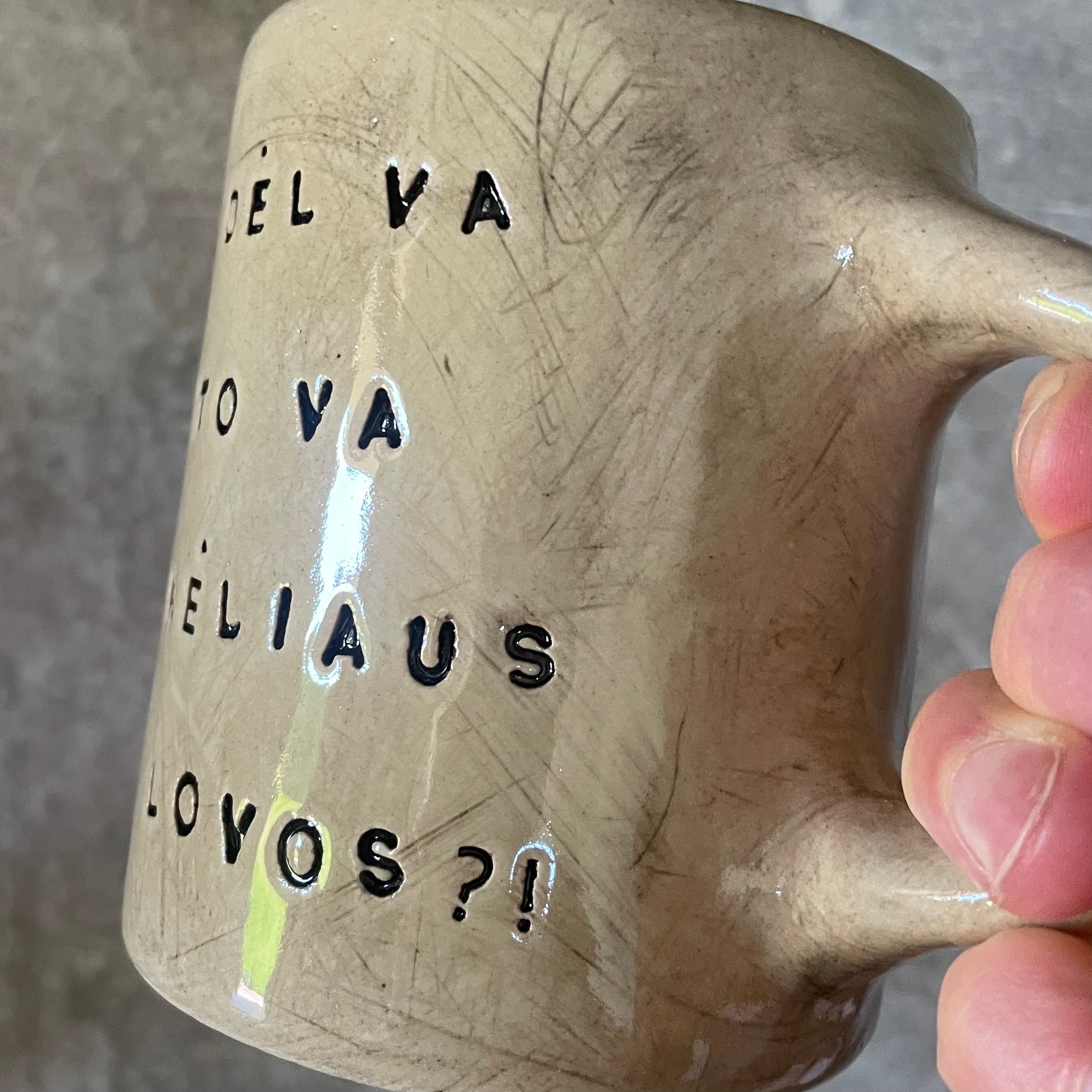 Rusvas puodelis apie knarkimą