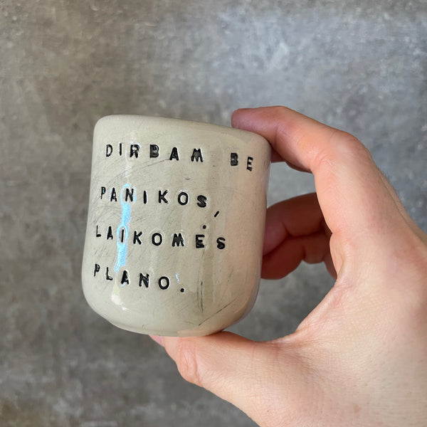 Mažiukai espresso puodeliai su tekstu apie darbą