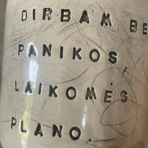 Didelis ir sunkus puodelis apie darbą
