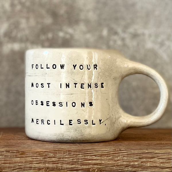 Keramikinis puodelis su Kafkos citata