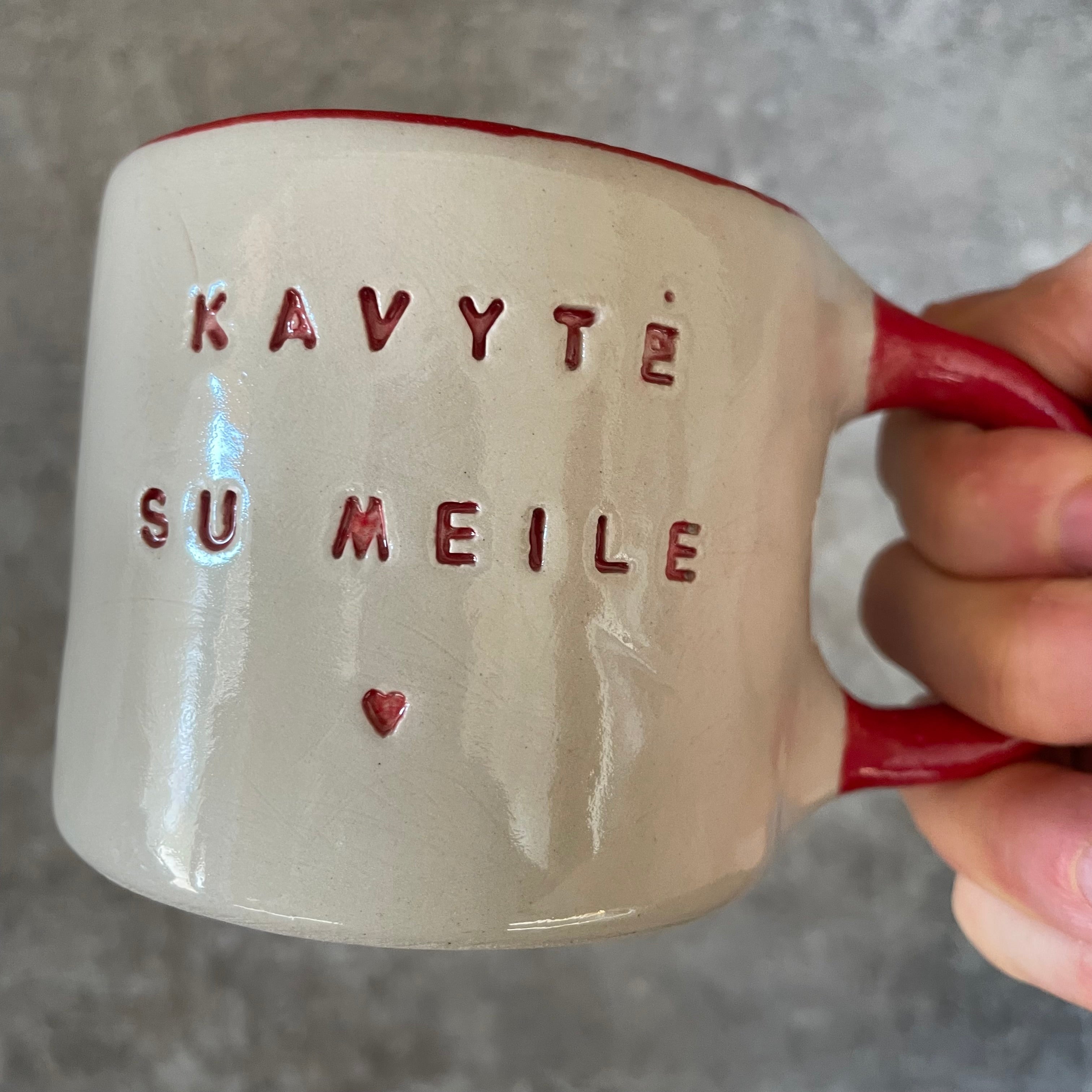Puodelis su raudona rankena KAVYTĖ SU MEILE
