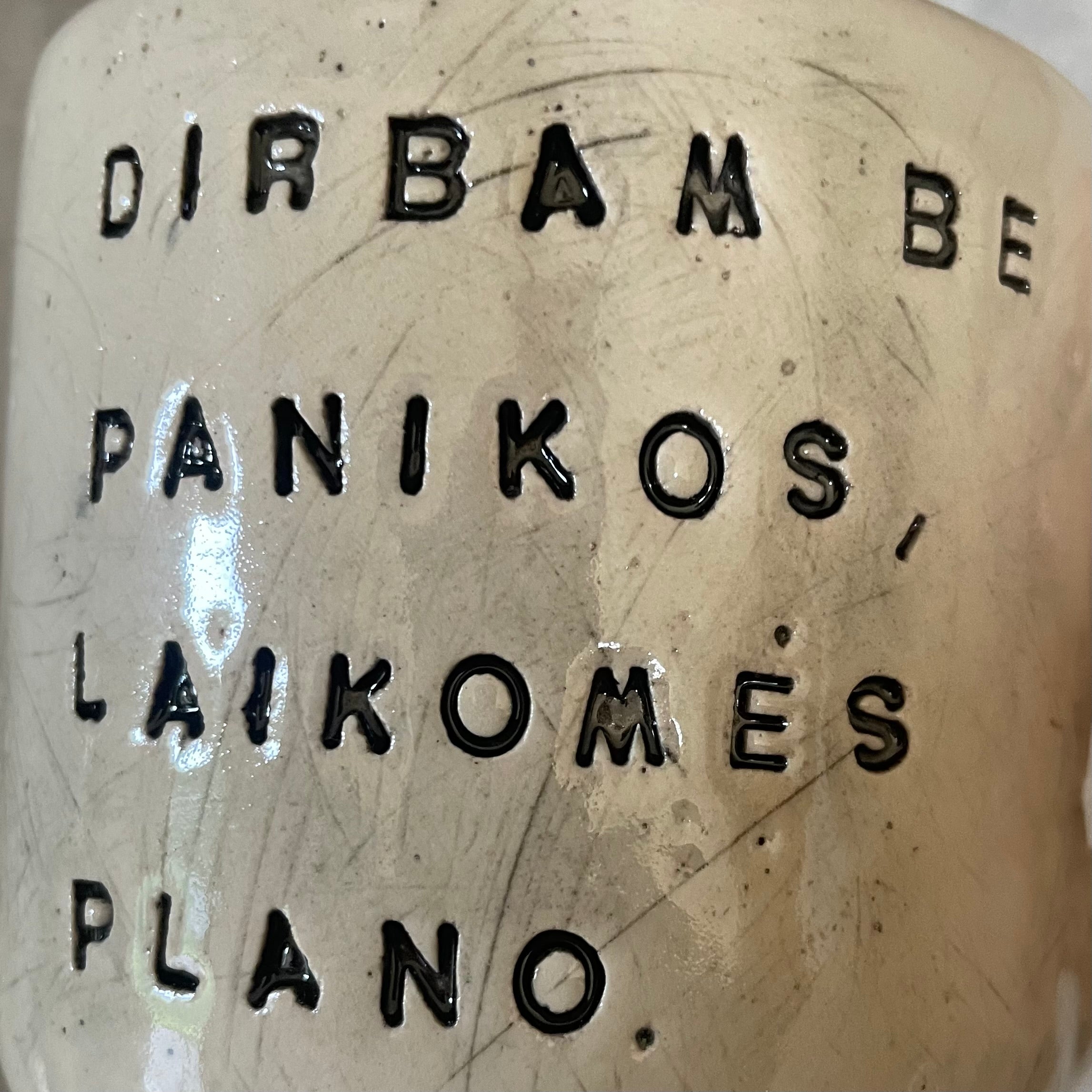 Baltas vidutinio dydžio puodelis apie darbą