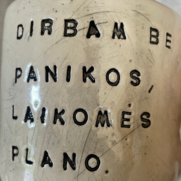 Baltas vidutinio dydžio puodelis apie darbą