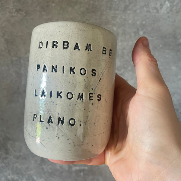 Du didesni puodeliai apie darbą be rankenų