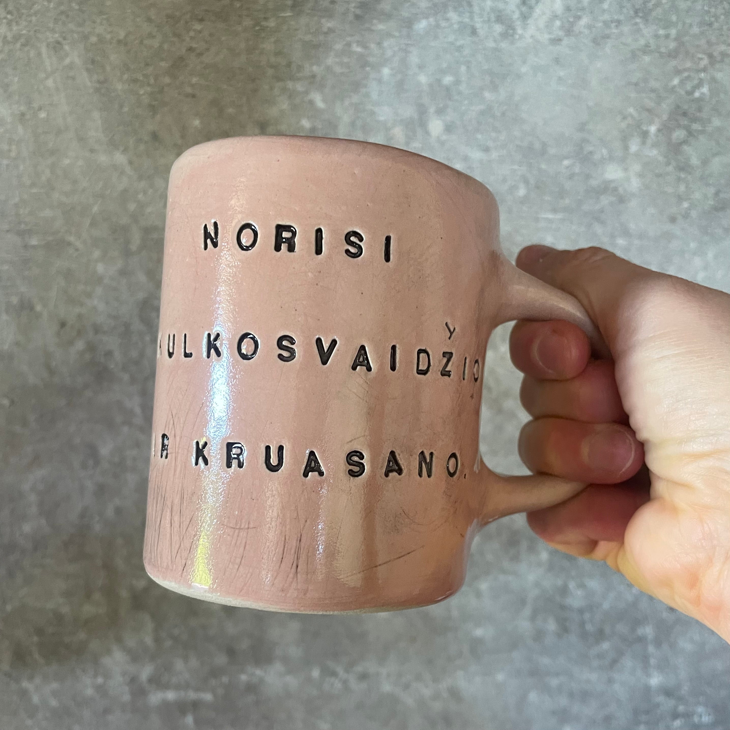 Šviesiai rausvas puodelis su linksmu užrašu