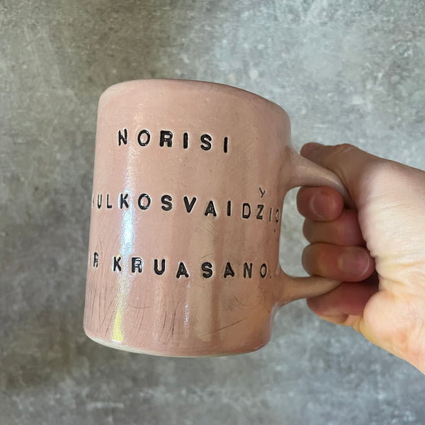 Šviesiai rausvas puodelis su linksmu užrašu