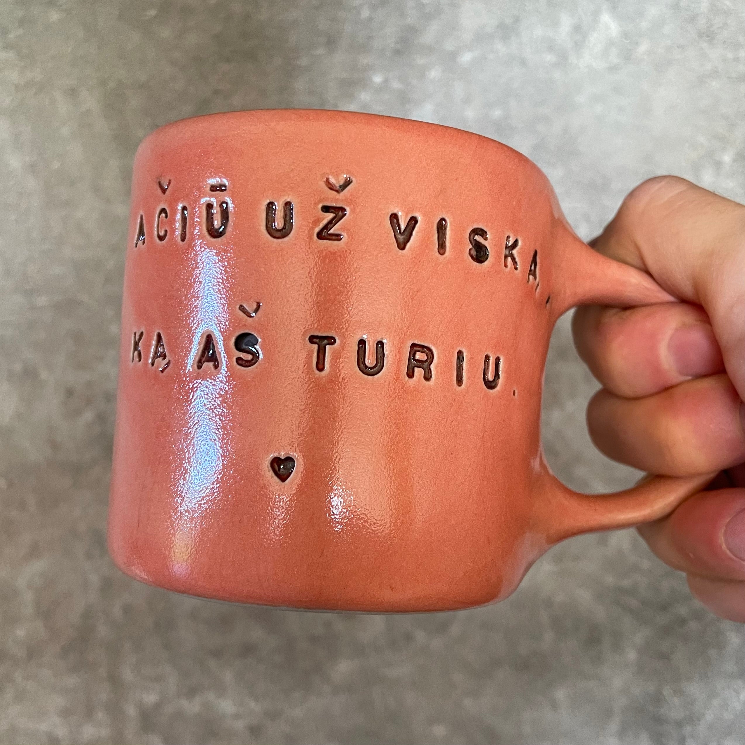 Puodelis su dėkingumo žodžiais