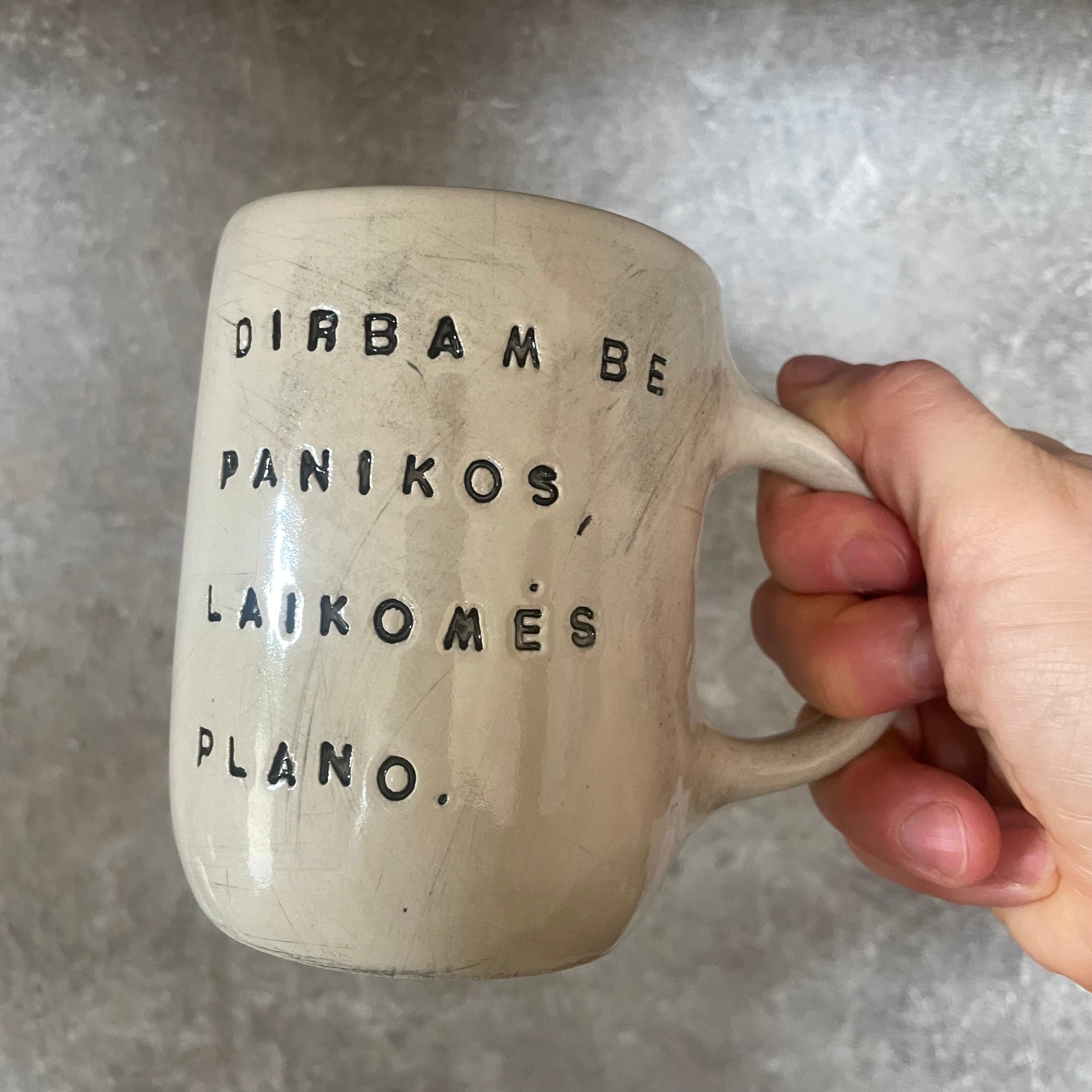 Baltas didesnis puodelis apie darbą - dar vienas