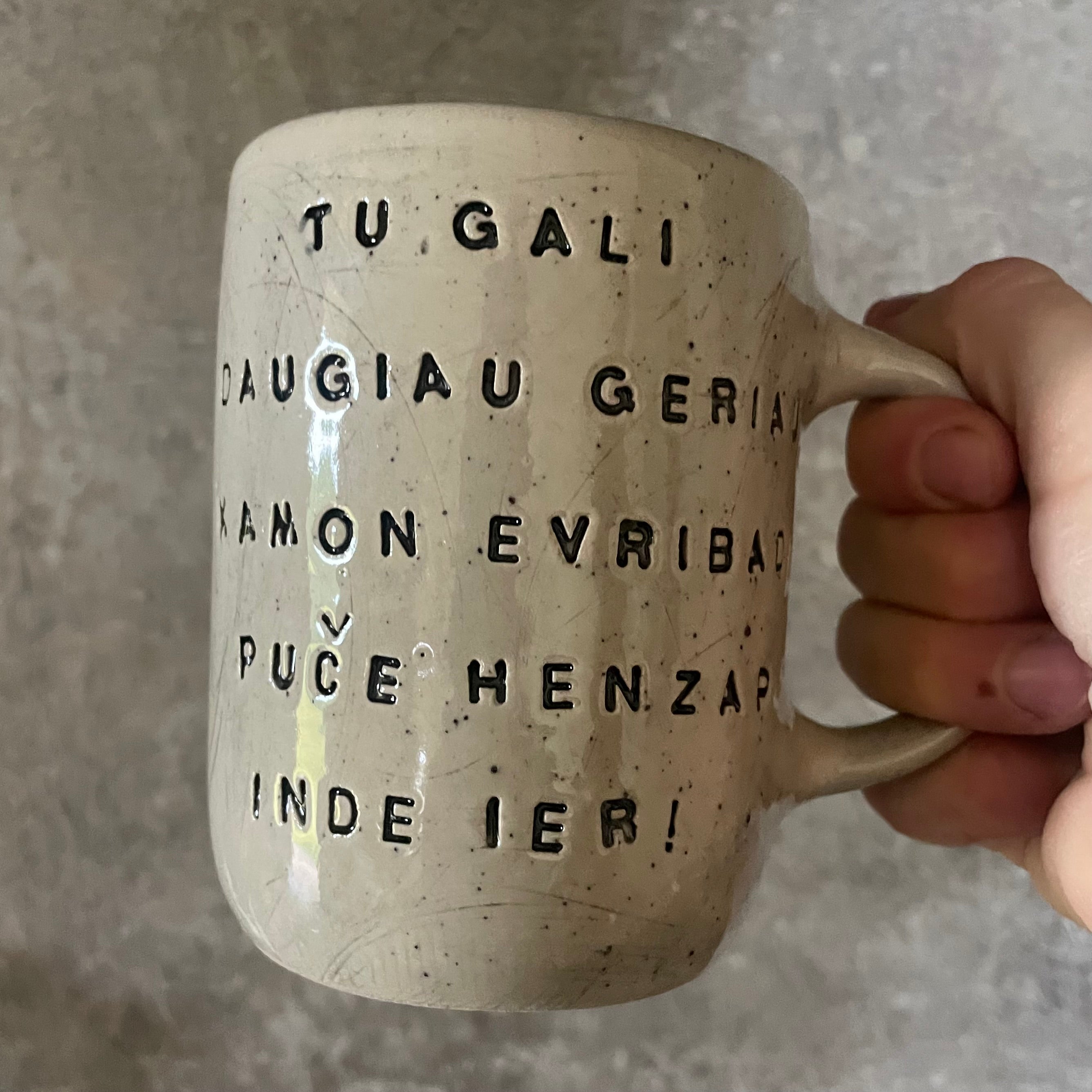 Puodelis su smagiu užrašu