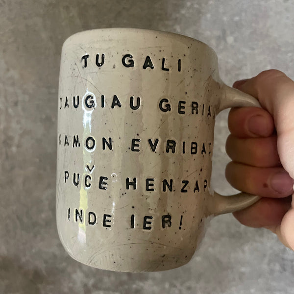 Puodelis su smagiu užrašu