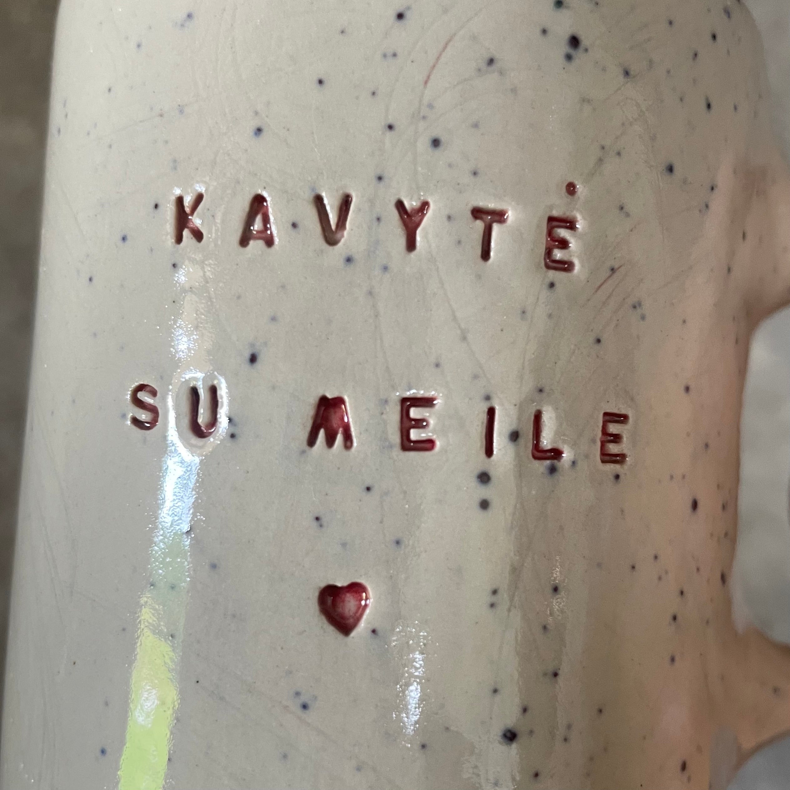 Nedidelis puodelis KAVYTĖ SU MEILE