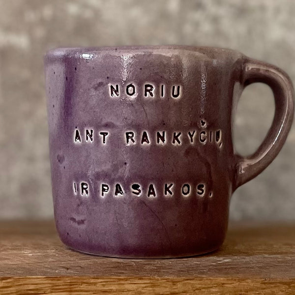 Mažas meilus violetinis puodelis