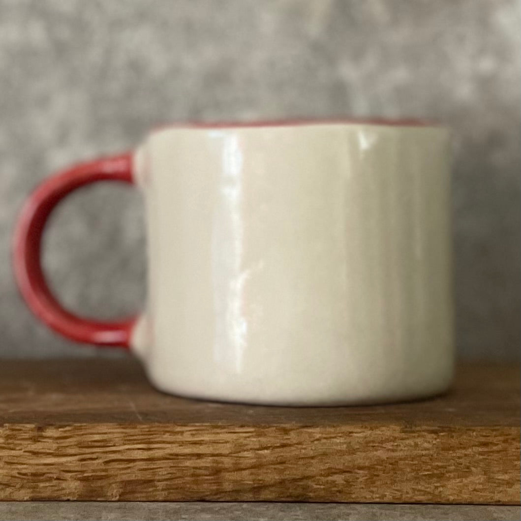 Puodelis su raudona rankena KAVYTĖ SU MEILE