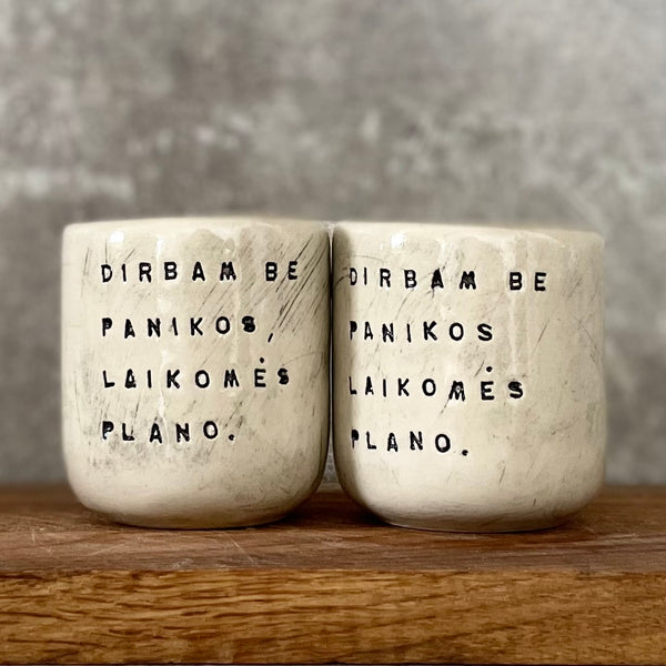 Mažiukai espresso puodeliai su tekstu apie darbą