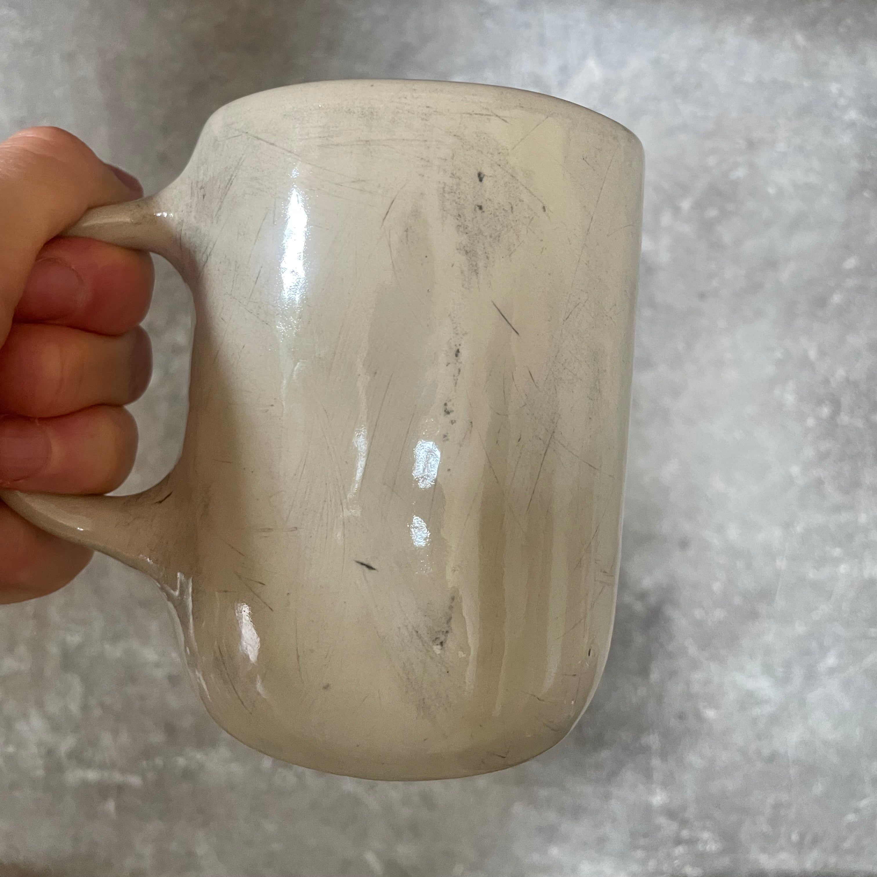 Baltas didesnis puodelis apie darbą